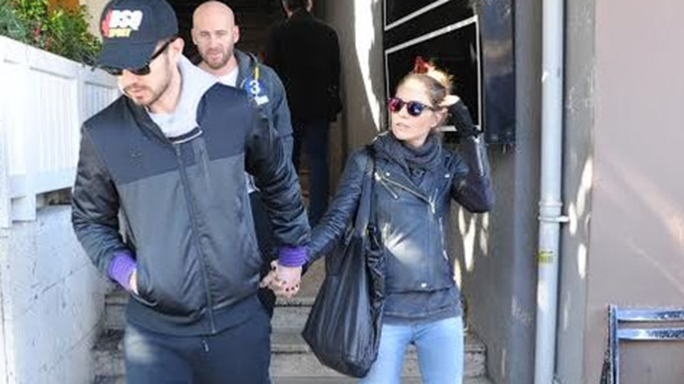 Taze aşıklar koruma tuttu