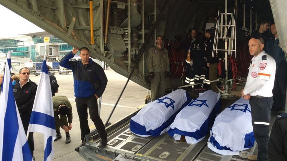Canlı bomba kurbanı İsrailliler'in cenazeleri ülkelerine götürülüyor