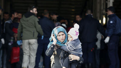 Sığınmacılar ana karaya taşınıyor