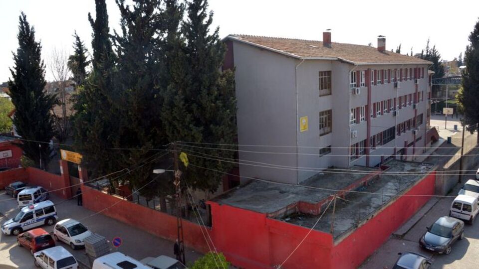 Selfie uğruna okul çatısına çıktılar, terör alarmı verildi!