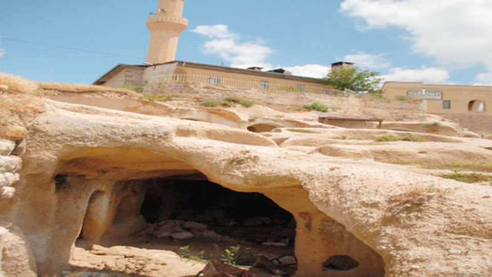 Kayadan oyma otellere ve depolara ayar