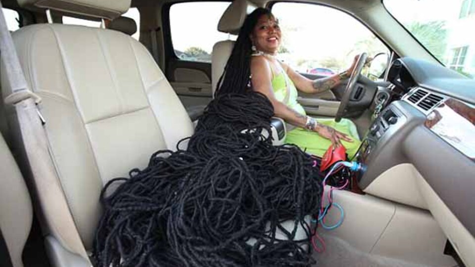 Yan koltukta saçı oturuyor