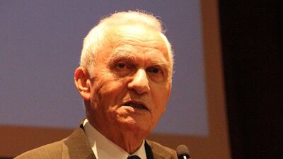 Yaşar Yakış kimdir?