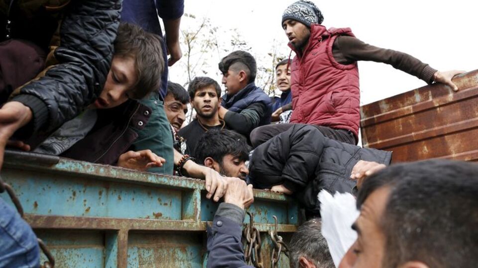 İdomeni'deki sığınmacılar başka kamplara taşınıyor