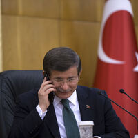 Davutoğlu'ndan canlı yayında zor görüşme