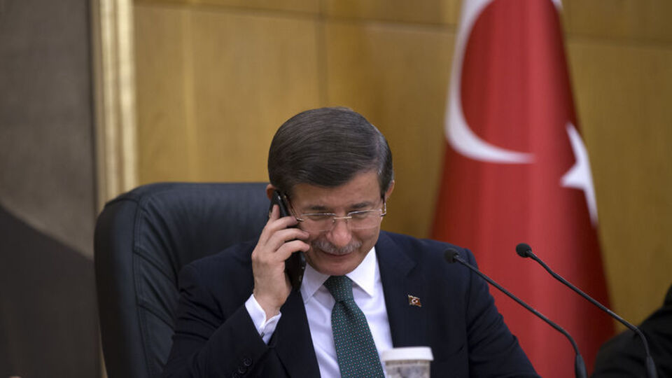Davutoğlu'ndan canlı yayında zor görüşme