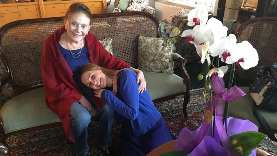 "Tiyatro insanı insana yaklaştırır"