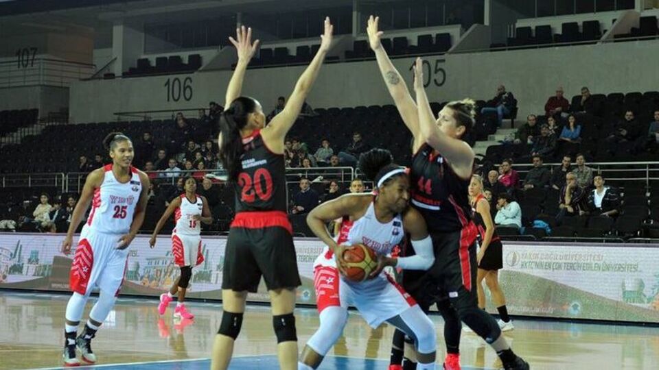 AGÜ evinde galip!