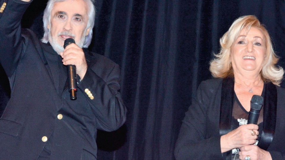 Dümbüllü ödülü anne Uygur'a verildi