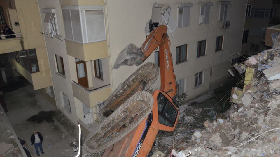 İş makinesi 3. kattaki yatak odasına girdi!