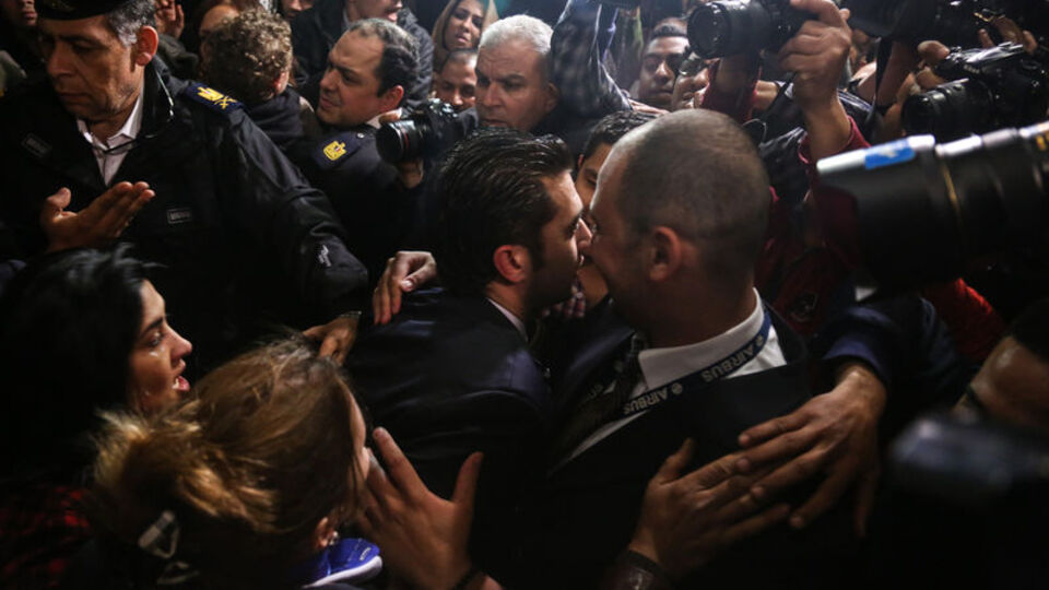 Kaçırılan Mısır uçağının yolcuları Kahire'ye geldi