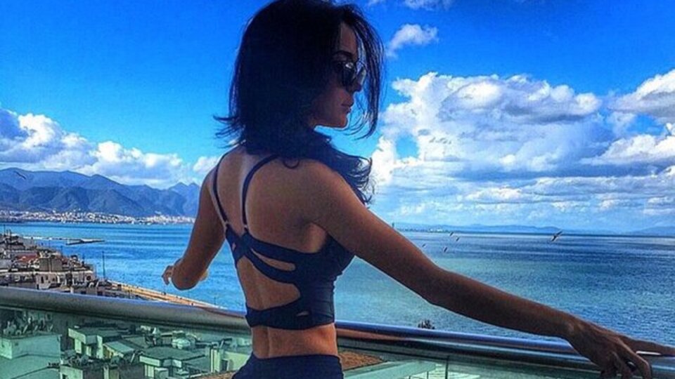 Adriana Lima pozu olay oldu