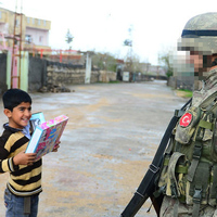 Terör mağduru çocukların oyuncak sevinci