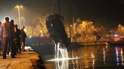 Denize düşen otomobilden 2 ceset çıkarıldı