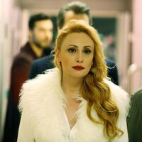 Güzel, çekici ve kötü bir kadın!