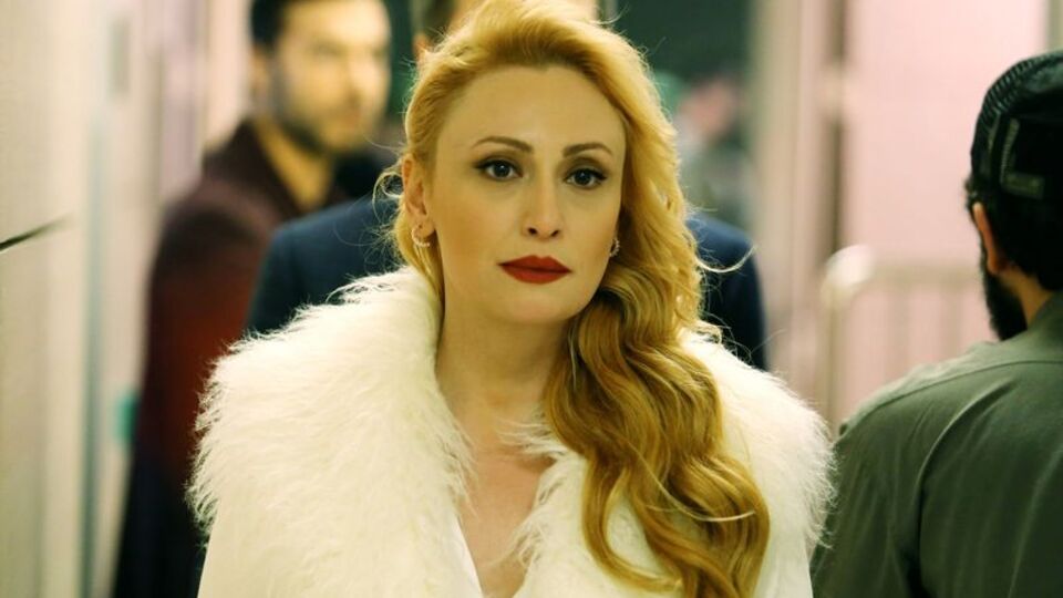 Güzel, çekici ve kötü bir kadın!