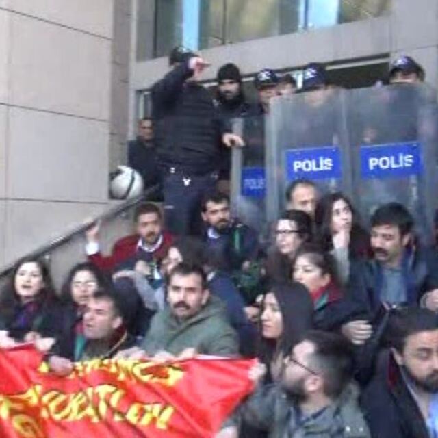 Adliye önünde avukatlara müdahale!