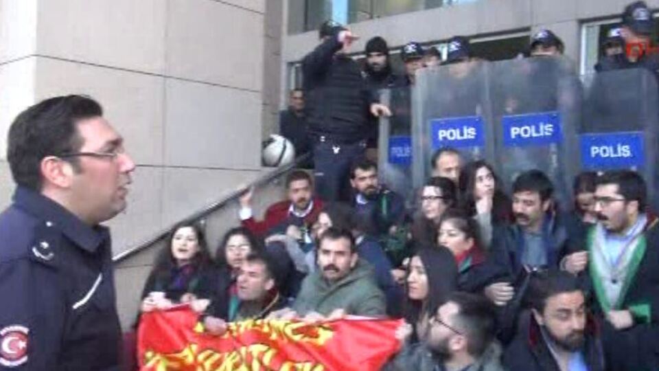 Adliye önünde avukatlara müdahale!