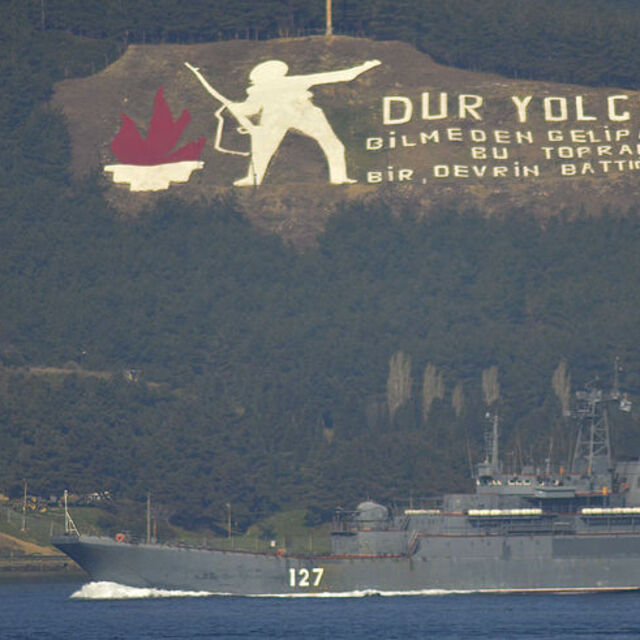 Rus askeri gemisi Çanakkale Boğazı'ndan geçti