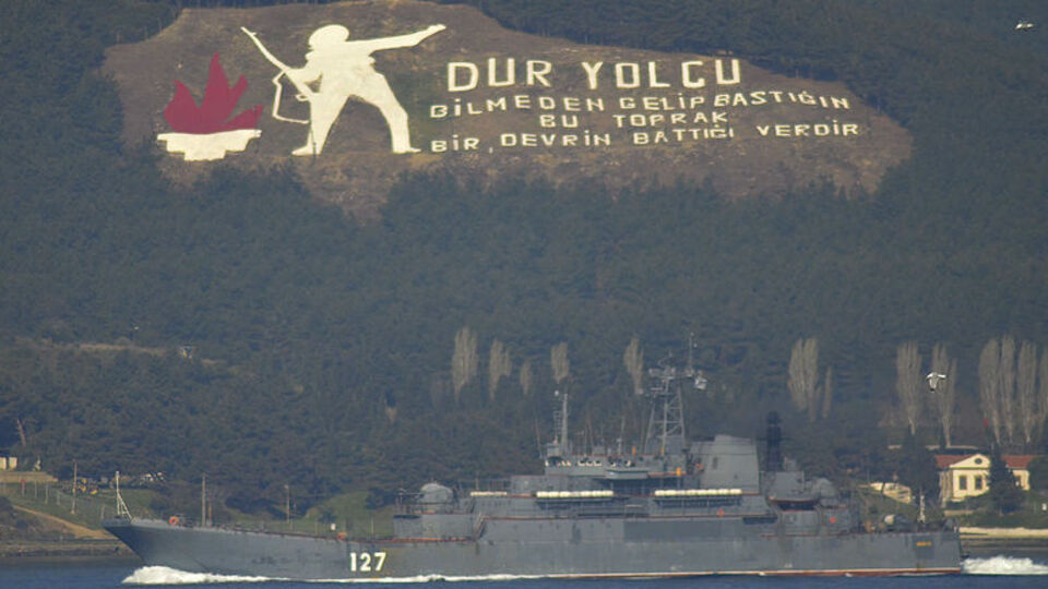 Rus askeri gemisi Çanakkale Boğazı'ndan geçti