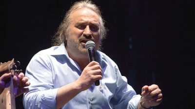 Gözyaşlarını tutamadı