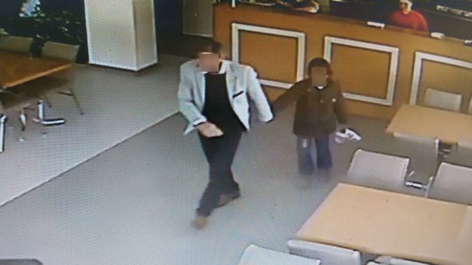 Kafede çalışanlar durumu fark etti! Linç ediliyordu