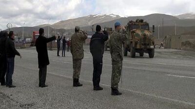 Askeri konvoyu o türküyle uğurladılar!