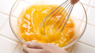 Yumurtayı köpürene kadar çırpın ve...