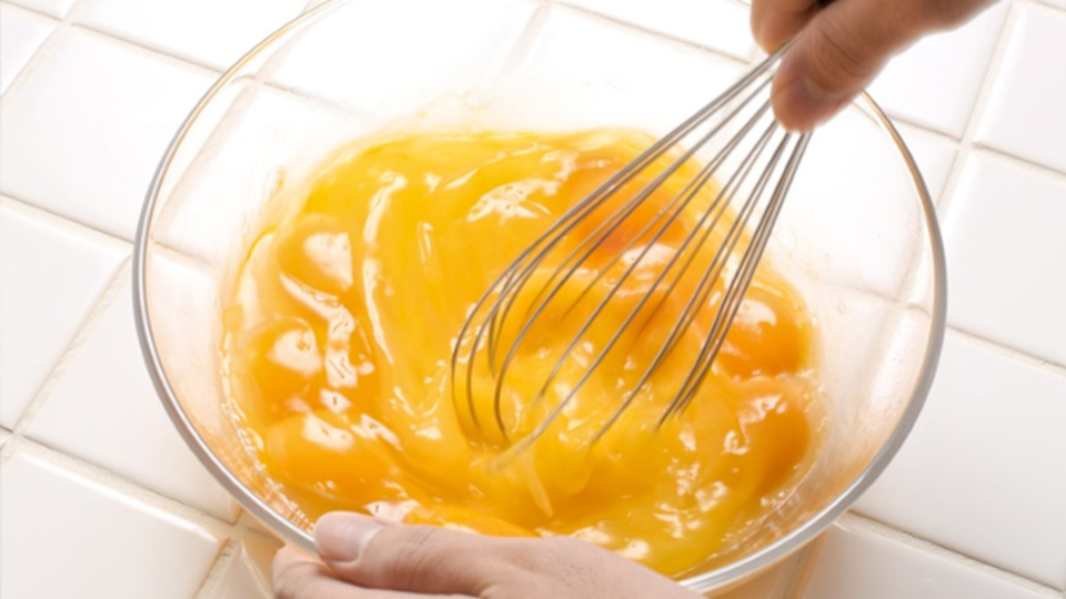 Yumurtayı köpürene kadar çırpın ve...