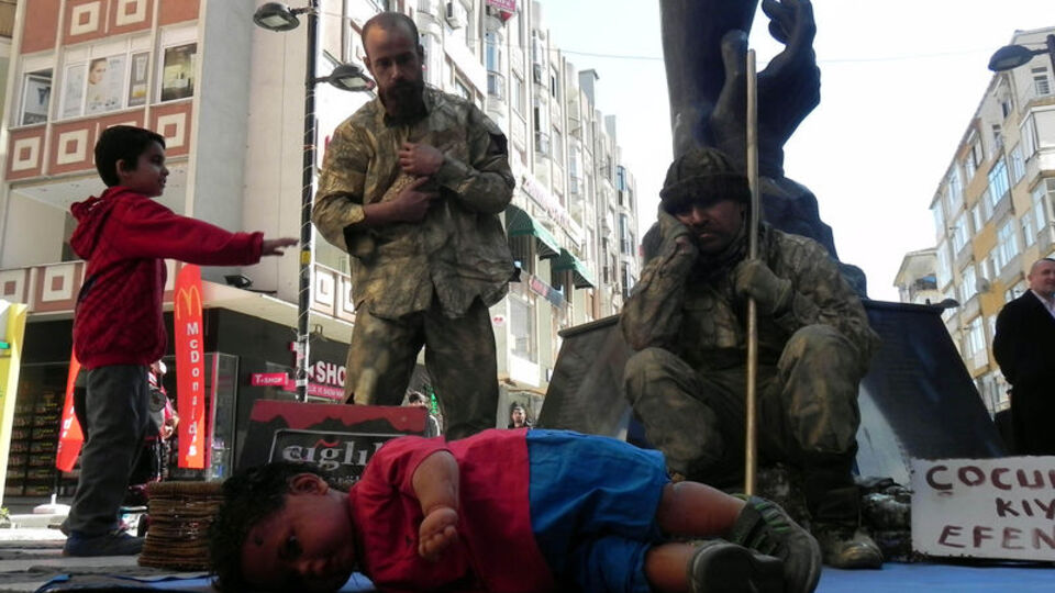 'Duran adam'lardan Aylan bebek duruşu