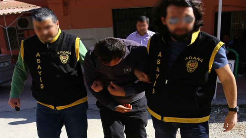 Ablasının çantasını arkadaşına gasp ettirdi