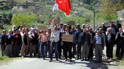 Bu köydeki erkekler evde kaldı çünkü...
