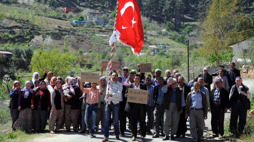 Bu köydeki erkekler evde kaldı çünkü...