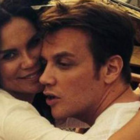 Evini bastı! Yastıkları delik deşik etti...