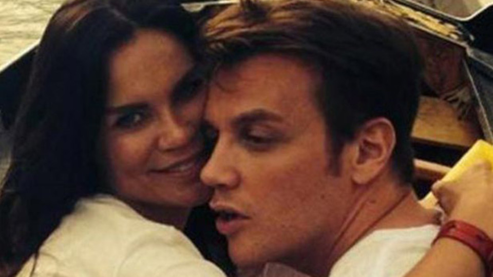 Evini bastı! Yastıkları delik deşik etti...