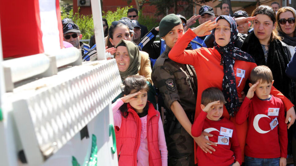 Hiçbir şeyden habersiz! Şehit babaya son selam