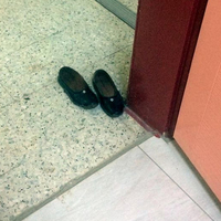 Ayakkabıları çamurlu diye...