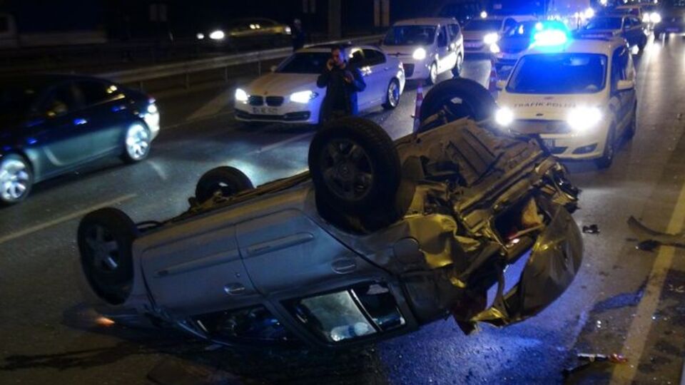 TEM'de feci kaza: Biri ağır 3 yaralı!
