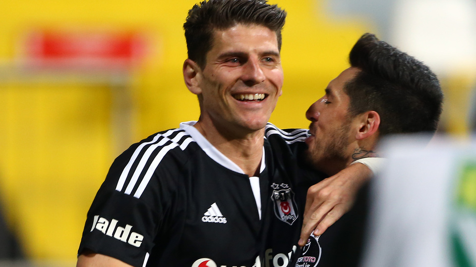 Gomez devlerin arasında...