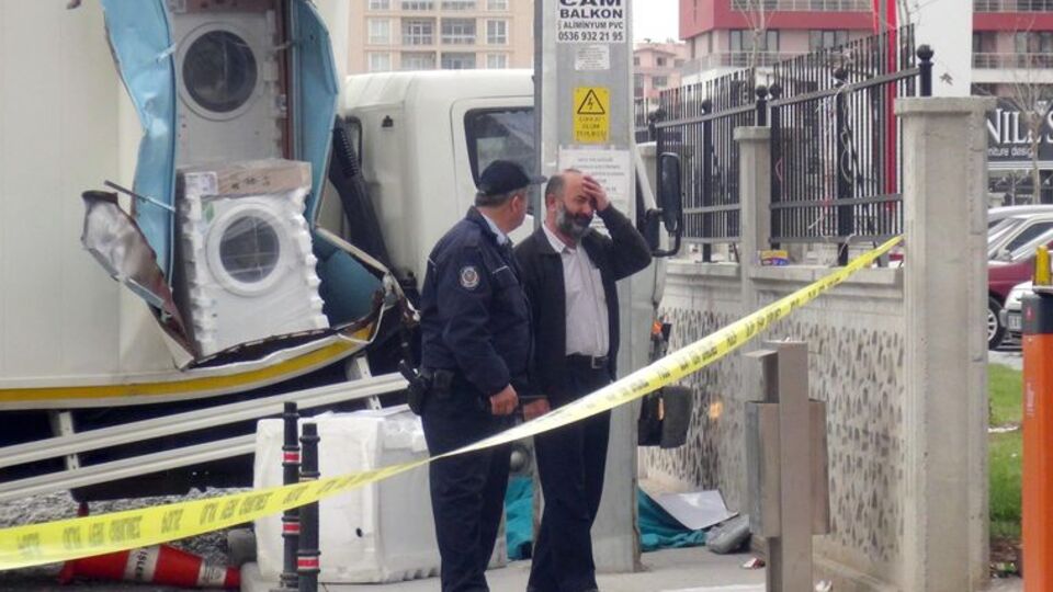 Kaldırımda bekleyen kadının feci ölümü!