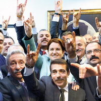 Muhaliflerden bozkurtlu, baklavalı kutlama