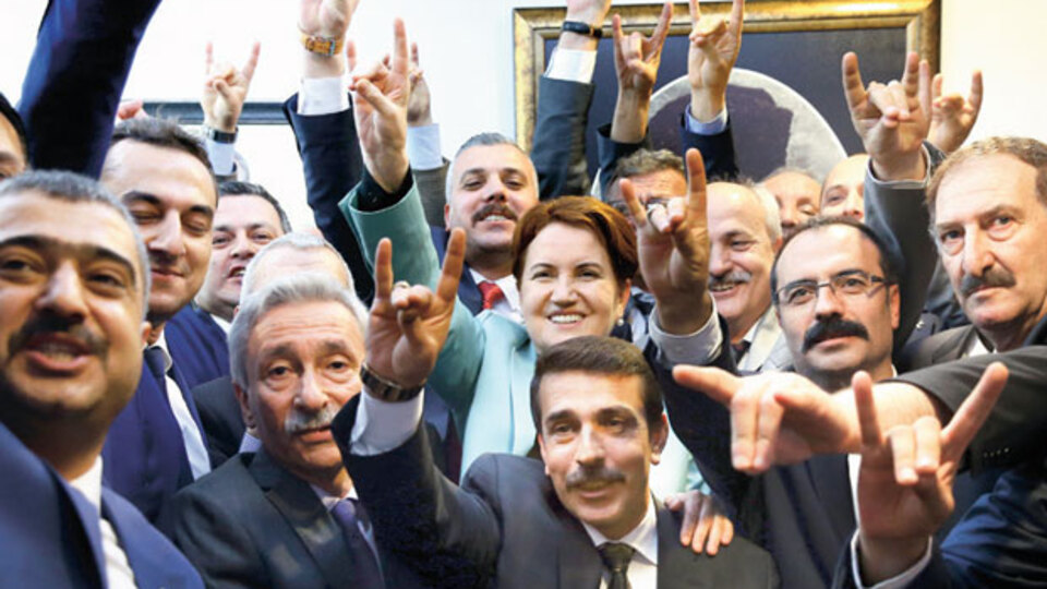 Muhaliflerden bozkurtlu, baklavalı kutlama