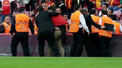 Fanatik taraftarı kaleci gibi yakaldı