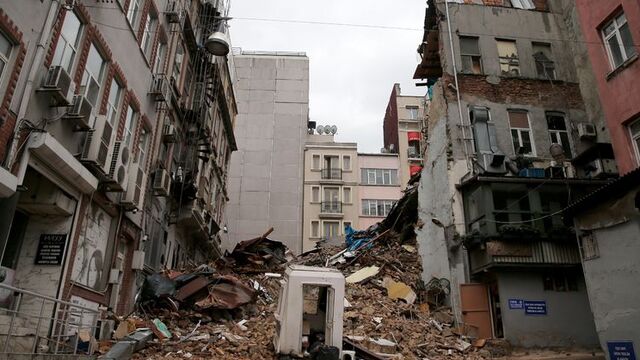 Yıkılan binalar arasında insanlar yaşıyor