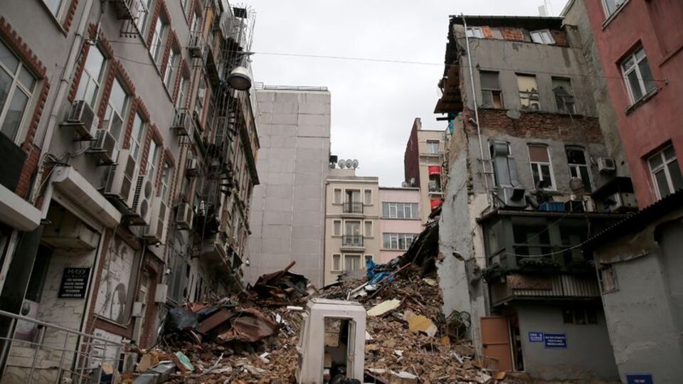 Yıkılan binalar arasında insanlar yaşıyor