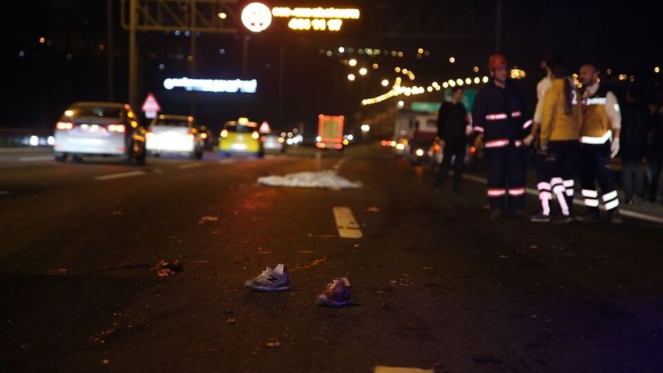 TEM'de karşıya geçmek istedi! Duramayan araçlar defalarca...