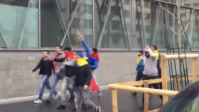 PKK sözde bayrakları ve Öcalan resimleriyle Azerilere saldırdılar!