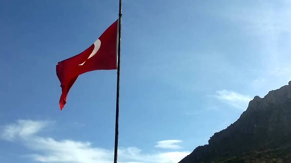 Bayrak dikme kavgası mahkemelik!