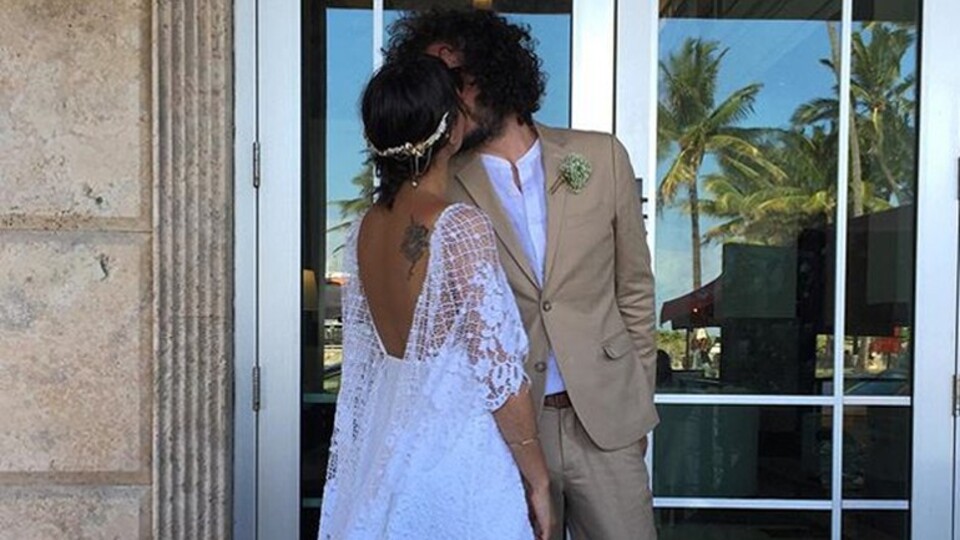 Ünlü şarkıcı evlendi