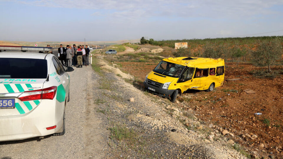Öğrenci minibüsü şarampole devrildi!
